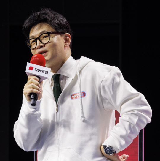 지난 11월26일 한동훈 국민의힘 대표가 서울 마포구 'H-stage'에서 당 수도권비 특별위원회가 주관한 수도권 청년 간담회 '심층 면접-국민의힘 뭐하니?'에 참석해 청년 당원들이 남긴 질문에 답하고 있다.<연합뉴스 사진>